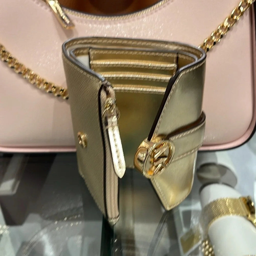 MICHAEL KORS CARMEN MEDIUM LOGO AND FAUX LEATHER WALLET
PALE GOLD
NWT - Picture 12 of 16
